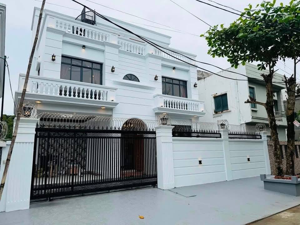 🏛️✨ CLASSIC WHITE HOUSE FOR SALE ✨🏛️