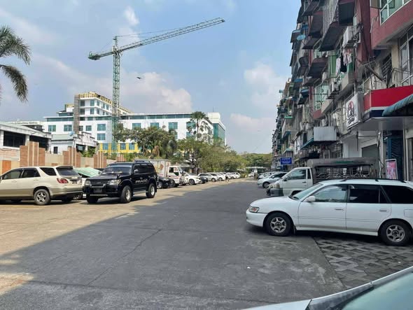 🏢  ကမာရွတ် #Hiway_Complex က 1300Sqft ပေအကျယ် ရှားပါးလေဝင်လေထွက်ကောင်း ထောင့်ခန်း အရောင်း 🏢
